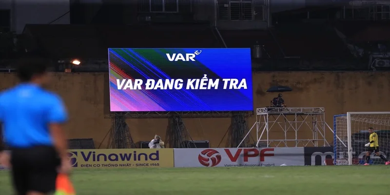 Yếu tố con người vẫn đóng vai trò quan trọng trong việc sử dụng VAR.
